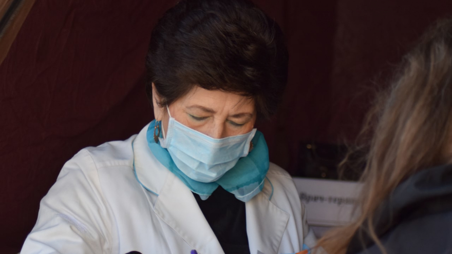 В центре Саратова прохожих тестировали на ВИЧ и дарили им презервативы