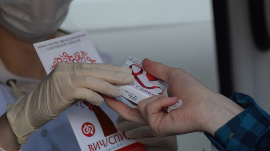 В центре Саратова прохожих тестировали на ВИЧ и дарили им презервативы