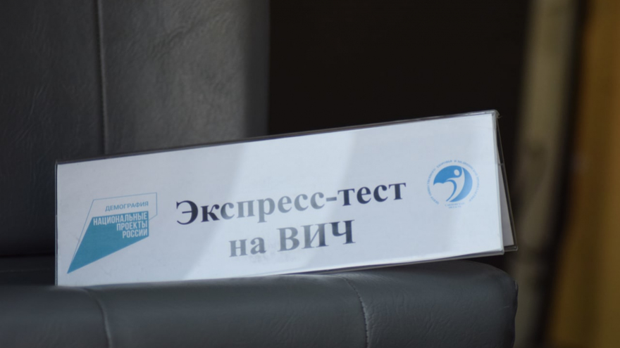 В центре Саратова прохожих тестировали на ВИЧ и дарили им презервативы