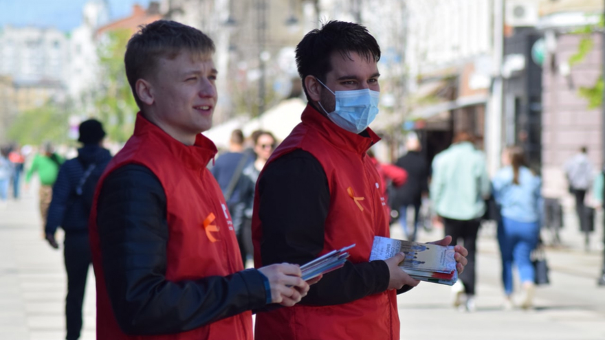 В центре Саратова прохожих тестировали на ВИЧ и дарили им презервативы