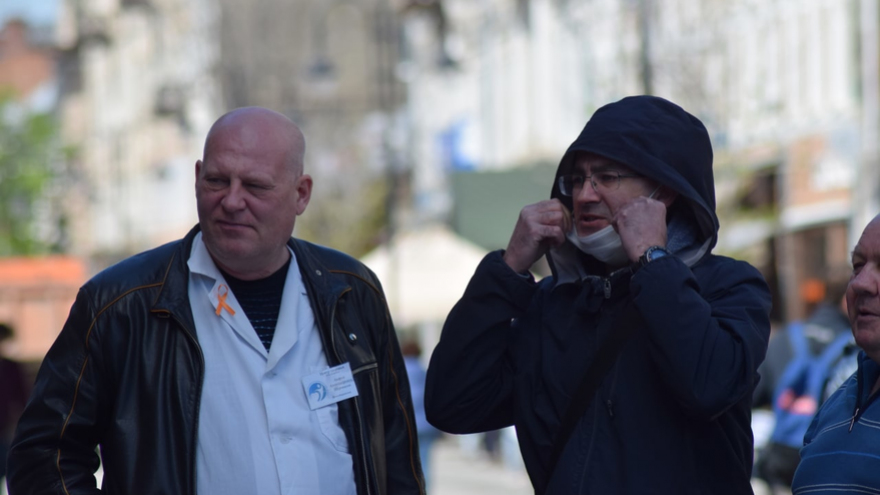 В центре Саратова прохожих тестировали на ВИЧ и дарили им презервативы