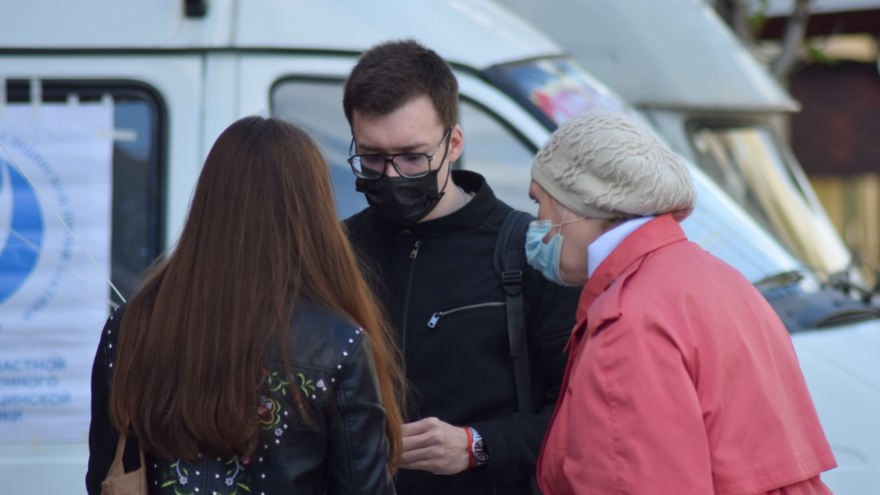 В центре Саратова прохожих тестировали на ВИЧ и дарили им презервативы
