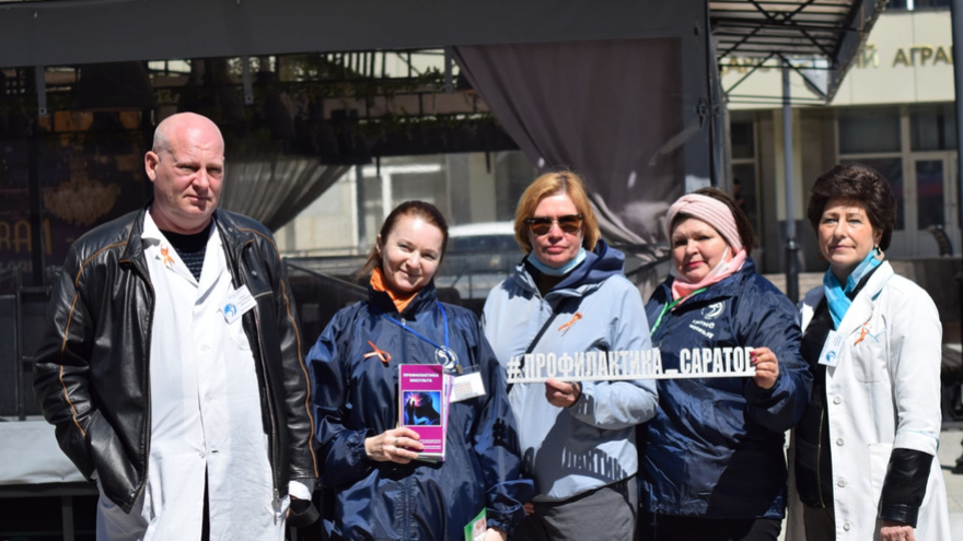 В центре Саратова прохожих тестировали на ВИЧ и дарили им презервативы