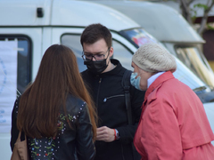 В центре Саратова прохожих тестировали на ВИЧ и дарили им презервативы