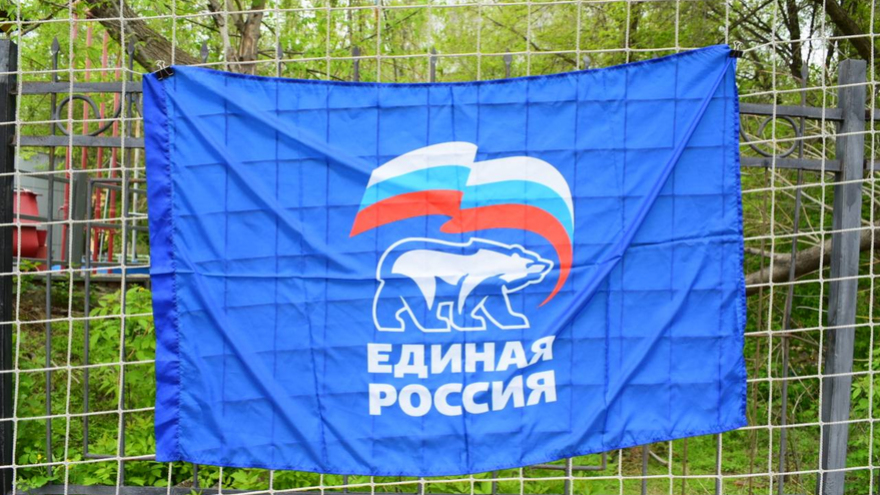 Депутат Госдумы, глава Саратова и чиновники провели футбольный турнир на стадионе Волга