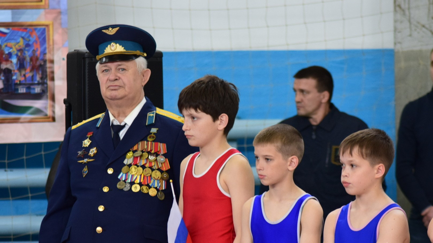 Первенство Саратова по греко-римской борьбе. Депутат Госдумы Андрей Воробьев вручил борцам значки кандидатов в мастера спорта
