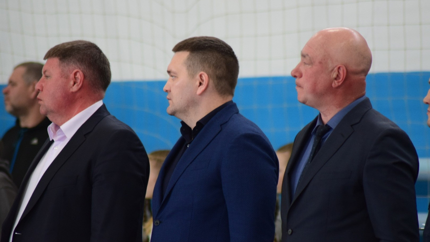 Первенство Саратова по греко-римской борьбе. Депутат Госдумы Андрей Воробьев вручил борцам значки кандидатов в мастера спорта