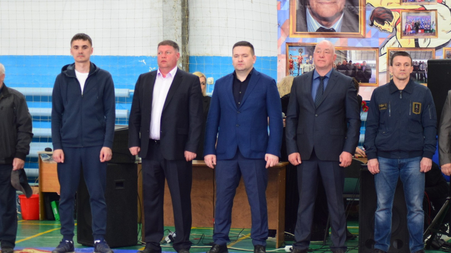 Первенство Саратова по греко-римской борьбе. Депутат Госдумы Андрей Воробьев вручил борцам значки кандидатов в мастера спорта