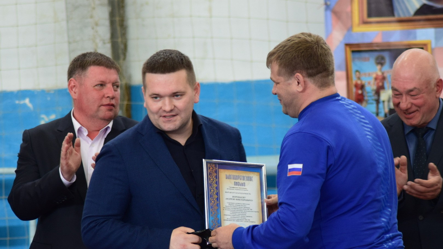 Первенство Саратова по греко-римской борьбе. Депутат Госдумы Андрей Воробьев вручил борцам значки кандидатов в мастера спорта