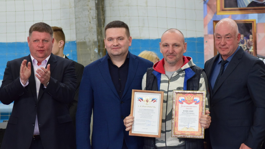Первенство Саратова по греко-римской борьбе. Депутат Госдумы Андрей Воробьев вручил борцам значки кандидатов в мастера спорта