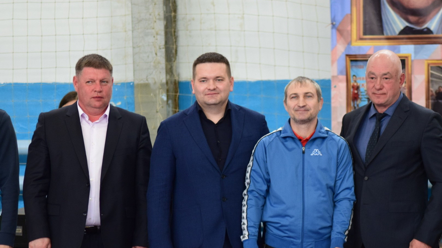 Первенство Саратова по греко-римской борьбе. Депутат Госдумы Андрей Воробьев вручил борцам значки кандидатов в мастера спорта