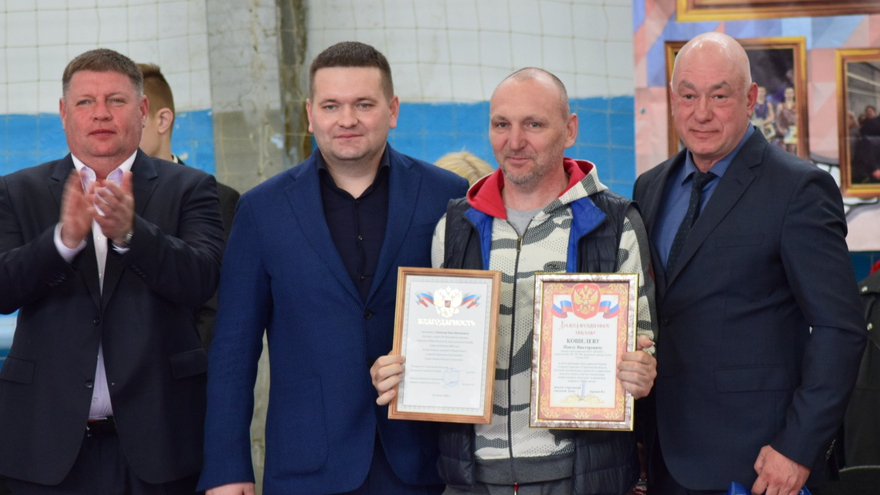 Первенство Саратова по греко-римской борьбе. Депутат Госдумы Андрей Воробьев вручил борцам значки кандидатов в мастера спорта