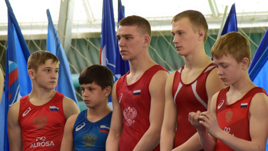 Первенство Саратова по греко-римской борьбе. Депутат Госдумы Андрей Воробьев вручил борцам значки кандидатов в мастера спорта
