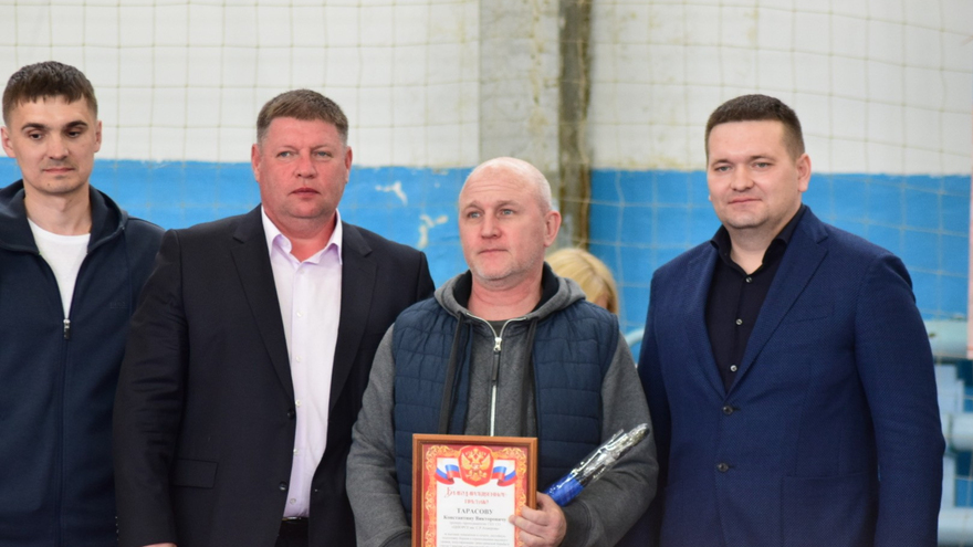Первенство Саратова по греко-римской борьбе. Депутат Госдумы Андрей Воробьев вручил борцам значки кандидатов в мастера спорта
