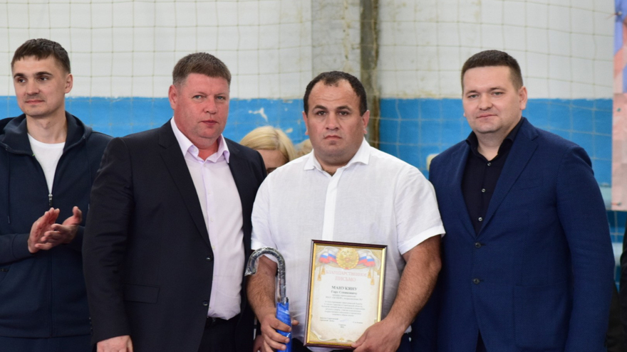 Первенство Саратова по греко-римской борьбе. Депутат Госдумы Андрей Воробьев вручил борцам значки кандидатов в мастера спорта
