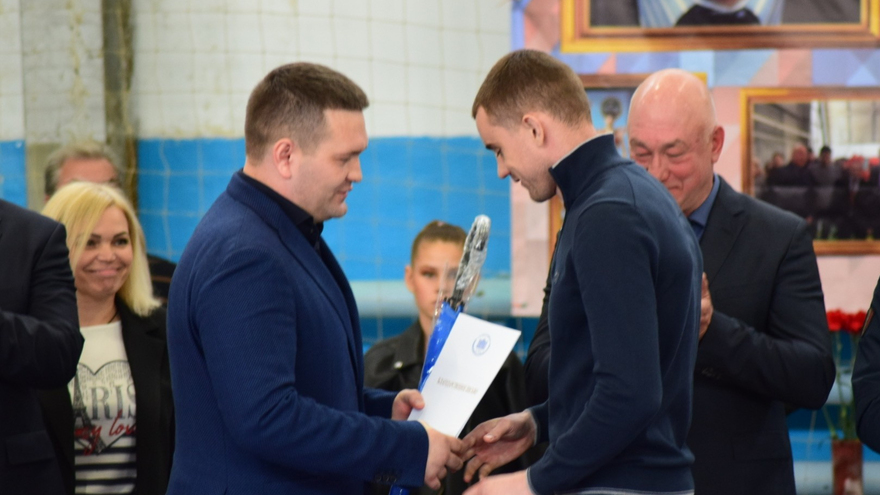 Первенство Саратова по греко-римской борьбе. Депутат Госдумы Андрей Воробьев вручил борцам значки кандидатов в мастера спорта