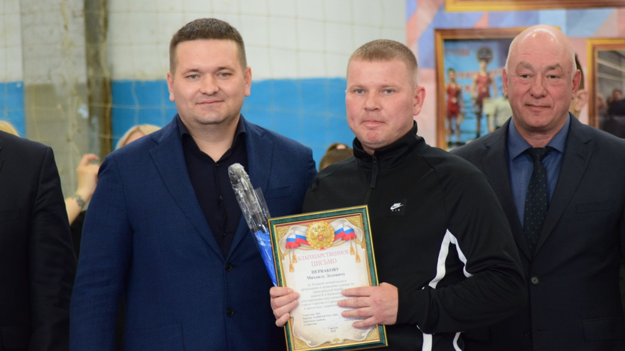 Первенство Саратова по греко-римской борьбе. Депутат Госдумы Андрей Воробьев вручил борцам значки кандидатов в мастера спорта