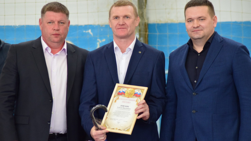 Первенство Саратова по греко-римской борьбе. Депутат Госдумы Андрей Воробьев вручил борцам значки кандидатов в мастера спорта