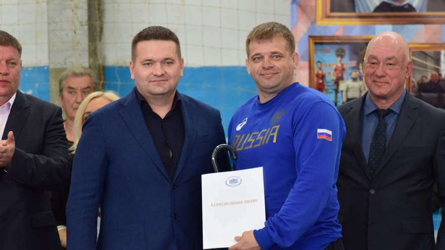 Первенство Саратова по греко-римской борьбе. Депутат Госдумы Андрей Воробьев вручил борцам значки кандидатов в мастера спорта