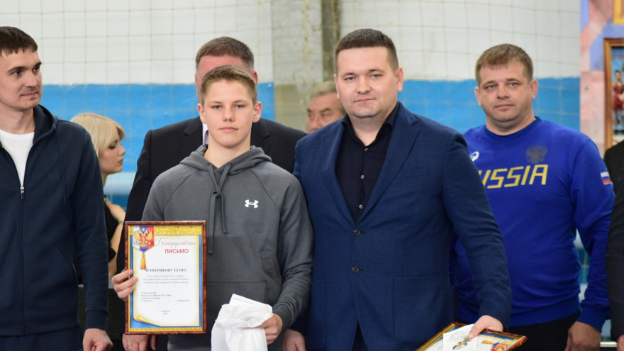Первенство Саратова по греко-римской борьбе. Депутат Госдумы Андрей Воробьев вручил борцам значки кандидатов в мастера спорта