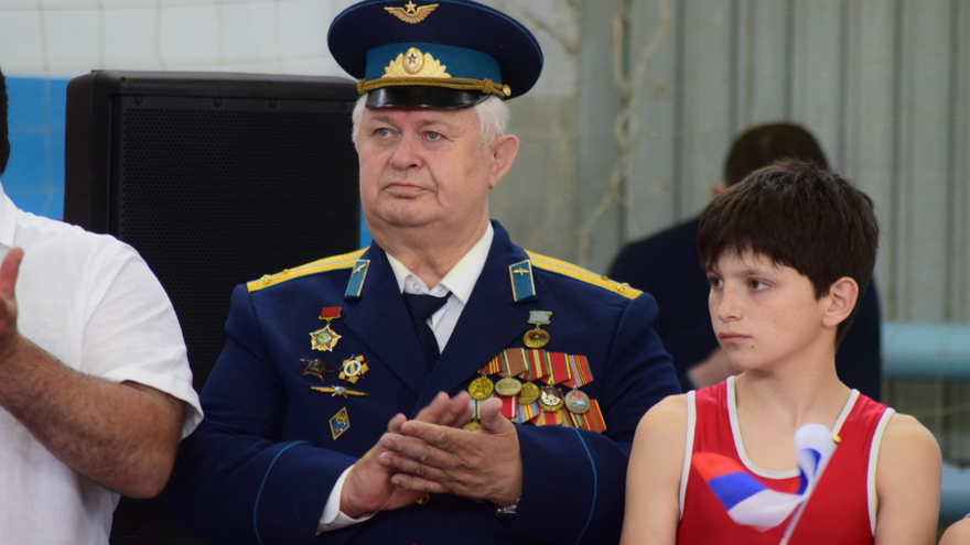 Первенство Саратова по греко-римской борьбе. Депутат Госдумы Андрей Воробьев вручил борцам значки кандидатов в мастера спорта