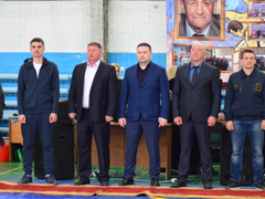 Первенство Саратова по греко-римской борьбе. Депутат Госдумы Андрей Воробьев вручил борцам значки кандидатов в мастера спорта