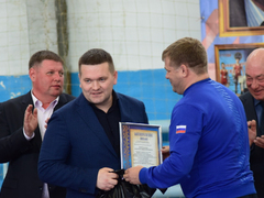 Первенство Саратова по греко-римской борьбе. Депутат Госдумы Андрей Воробьев вручил борцам значки кандидатов в мастера спорта