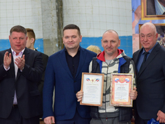Первенство Саратова по греко-римской борьбе. Депутат Госдумы Андрей Воробьев вручил борцам значки кандидатов в мастера спорта