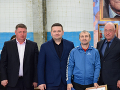 Первенство Саратова по греко-римской борьбе. Депутат Госдумы Андрей Воробьев вручил борцам значки кандидатов в мастера спорта