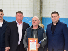 Первенство Саратова по греко-римской борьбе. Депутат Госдумы Андрей Воробьев вручил борцам значки кандидатов в мастера спорта
