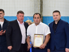 Первенство Саратова по греко-римской борьбе. Депутат Госдумы Андрей Воробьев вручил борцам значки кандидатов в мастера спорта