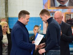 Первенство Саратова по греко-римской борьбе. Депутат Госдумы Андрей Воробьев вручил борцам значки кандидатов в мастера спорта