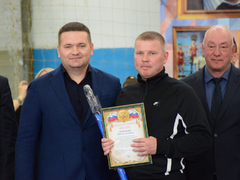Первенство Саратова по греко-римской борьбе. Депутат Госдумы Андрей Воробьев вручил борцам значки кандидатов в мастера спорта