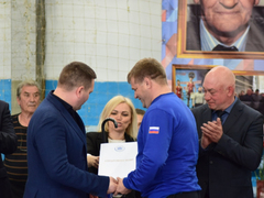 Первенство Саратова по греко-римской борьбе. Депутат Госдумы Андрей Воробьев вручил борцам значки кандидатов в мастера спорта