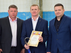 Первенство Саратова по греко-римской борьбе. Депутат Госдумы Андрей Воробьев вручил борцам значки кандидатов в мастера спорта