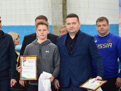 Первенство Саратова по греко-римской борьбе. Депутат Госдумы Андрей Воробьев вручил борцам значки кандидатов в мастера спорта