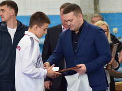 Первенство Саратова по греко-римской борьбе. Депутат Госдумы Андрей Воробьев вручил борцам значки кандидатов в мастера спорта