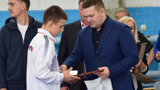 Первенство Саратова по греко-римской борьбе. Депутат Госдумы Андрей Воробьев вручил борцам значки кандидатов в мастера спорта