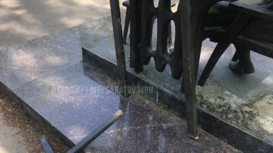 В Саратове вандалы снова изуродовали памятник Позвони маме