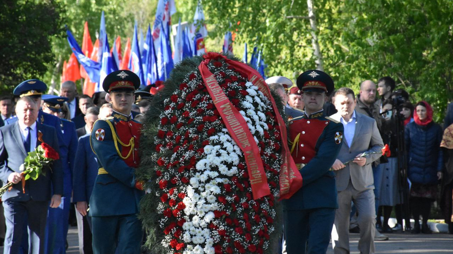 На Воскресенском кладбище почтили память погибших защитников Отечества