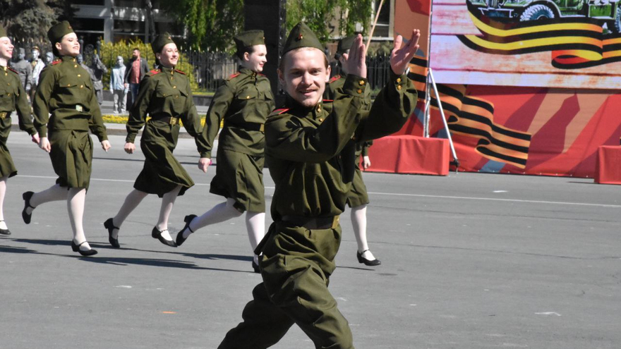 В Саратове состоялся Парад Победы (фоторепортаж)