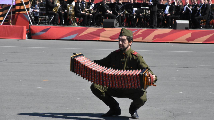 В Саратове состоялся Парад Победы (фоторепортаж)