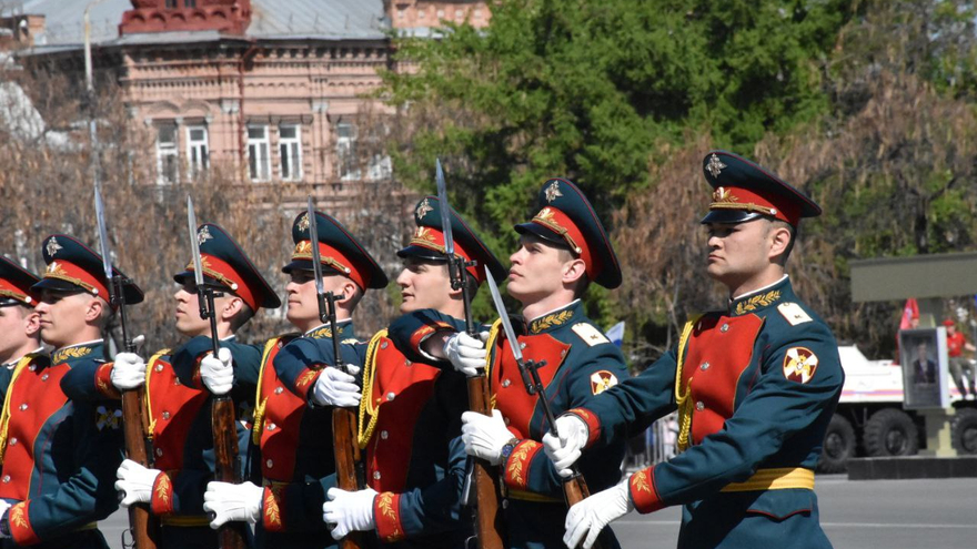 В Саратове состоялся Парад Победы (фоторепортаж)