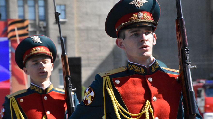 В Саратове состоялся Парад Победы (фоторепортаж)