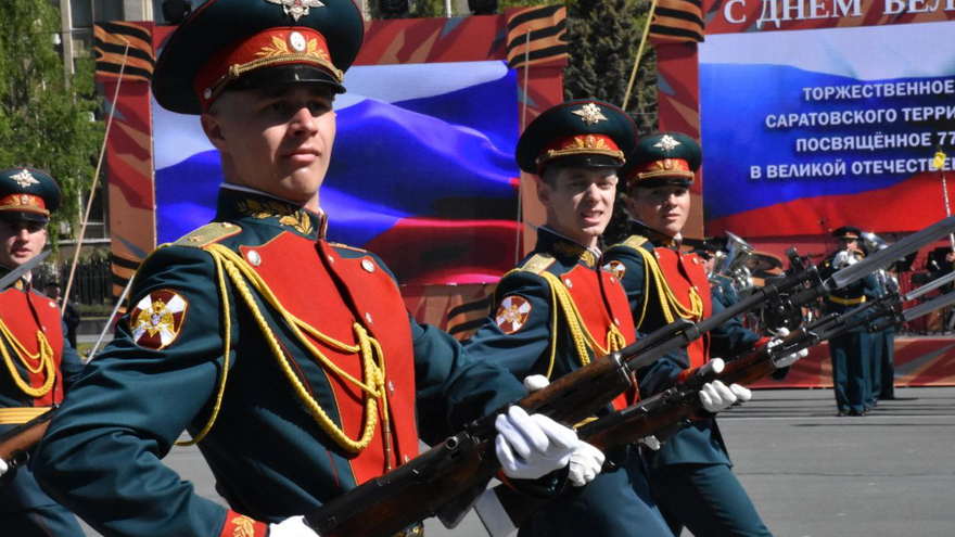 В Саратове состоялся Парад Победы (фоторепортаж)