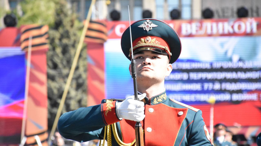 В Саратове состоялся Парад Победы (фоторепортаж)