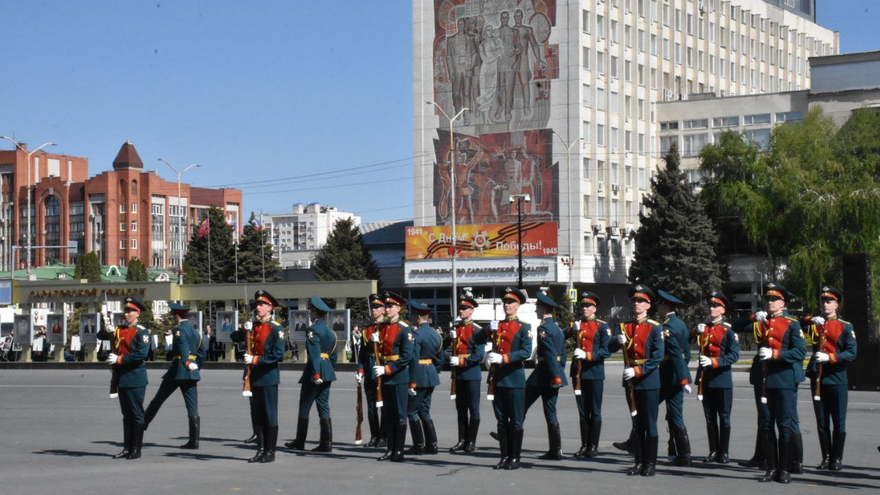 В Саратове состоялся Парад Победы (фоторепортаж)