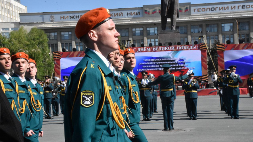 В Саратове состоялся Парад Победы (фоторепортаж)