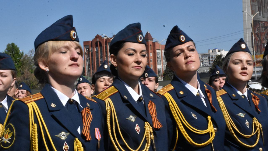 В Саратове состоялся Парад Победы (фоторепортаж)