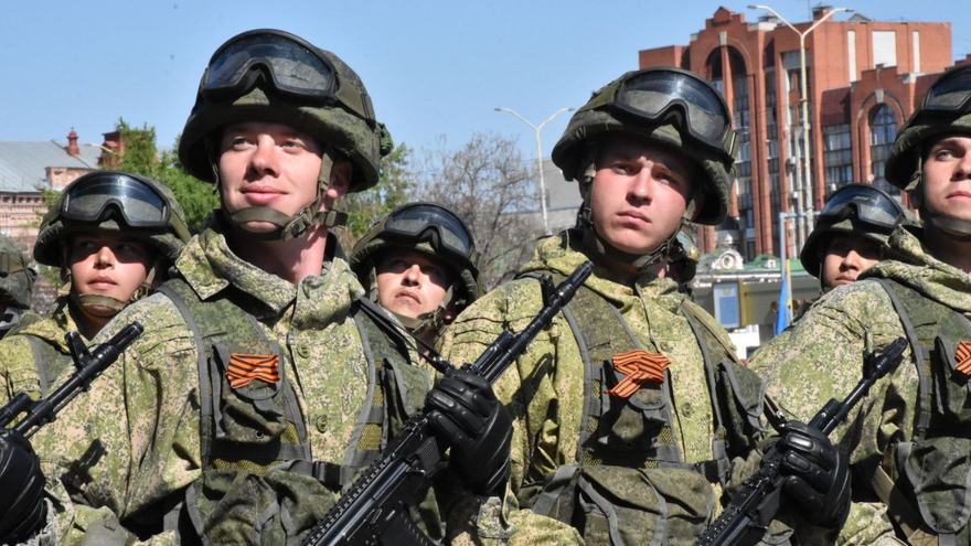 В Саратове состоялся Парад Победы (фоторепортаж)